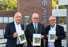 Bethels Vorstandsvorsitzender Pastor Ulrich Pohl (r.), stellvertretender Vorstandsvorsitzender Pastor Dr. Bartolt Haase (l.) und Christoph Nolting, Vorstand mit dem Schwerpunkt Finanzen/Wirtschaft, präsentieren den Jahresbericht 2024/25.