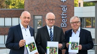 Bethels Vorstandsvorsitzender Pastor Ulrich Pohl (r.), stellvertretender Vorstandsvorsitzender Pastor Dr. Bartolt Haase (l.) und Christoph Nolting, Vorstand mit dem Schwerpunkt Finanzen/Wirtschaft, präsentieren den Jahresbericht 2024/25.