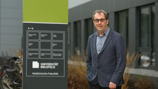 Prof. Martin Driessen steht vor der Medizinischen Fakultät OWL der Universität Bielefeld.