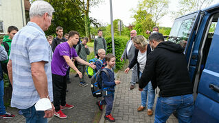 Kinder steigen in Busse