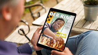 Eine Person hält ein Tablet mit der digitalen Version von DER RING in den Händen