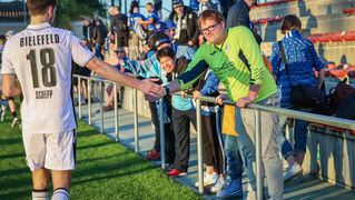 Die Spieler klatschen die Fans ab.