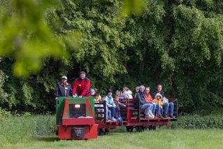 Gäste des Festes fahren mit der Feldbahn.