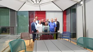 Menschen stehen vor dem Klinikum