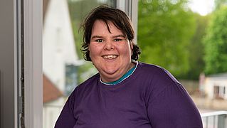 Lächelnde Frau aus Stiftungsbereich Bethel.regional