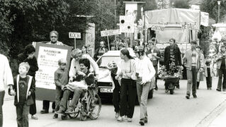 Schüler und Schülerinnen des BBW (hinten) präsentieren ihre verschiedenen Ausbildungsgänge beim Erntedankfest 1984