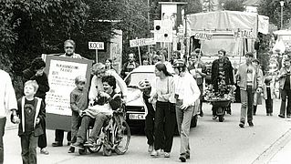 Schüler und Schülerinnen des BBW (hinten) präsentieren ihre verschiedenen Ausbildungsgänge beim Erntedankfest 1984