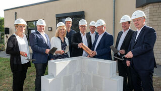 Auf der Baustelle: Architektin und Projektleiterin Katharina Primas vom Immobilienmanagement Bethel (von links), Eugen Latka, Fachbereichsleiter Medizin und Rettungswesen des Studieninstituts Westfalen-Lippe, Dr. Sabine Seidel, Leiterin des Studieninstituts Westfalen-Lippe, Architekt Sven Grüne vom Büro Post Welters + Partner in Dortmund, Bethel-Vorstand Pastor Ulrich Pohl, Reinhard Röse, Leiter des Immobilienmanagements Bethel, Bielefelds Oberbürgermeister Pit Clausen, zugleich Verbandsvorsteher des Studieninstituts Westfalen-Lippe, Stadtkämmerer Rainer Kaschel und Dr. Rainer Norden, stellvertretender Bethel-Vorstand.