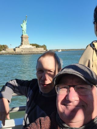 Frank Mintz und Rainer Haarmann machen ein Selfie vor der Freiheitsstatur