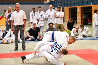 Judo-Kämpfer beim Wettkampf in der Turnhalle.