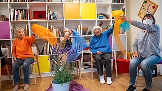 Bewegungsübungen sorgen für das körperliche Wohlbefinden der älteren Besucherinnen und Besucher.