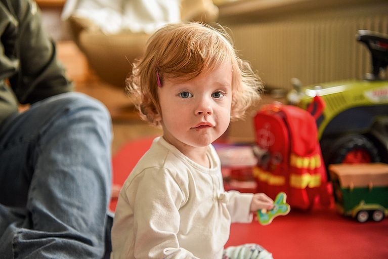 Mädchen spielt im Evangelischen Klinikum Bethel