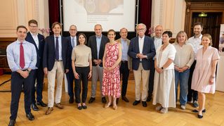 Gruppenbild im Festsaal des KEH