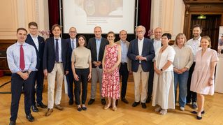 Gruppenbild im Festsaal des KEH