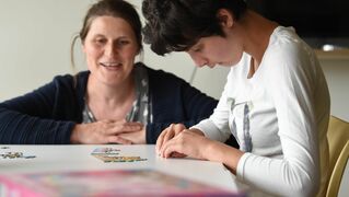 Mädchen lernt mit Lehrerin