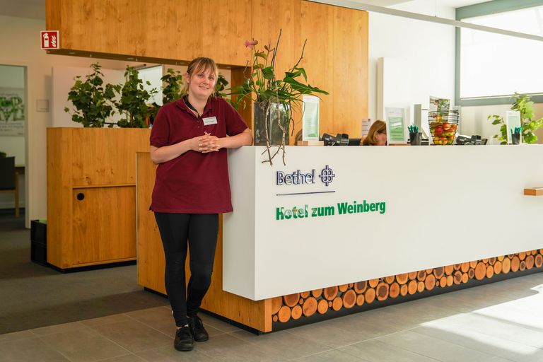 Nathalie Hoppe steht an der Hotel-Rezeption