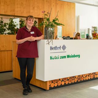 Nathalie Hoppe steht an der Hotel-Rezeption