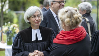 Theologische Geschäftsführerein Lobetal Andrea Wagner-Pinggéra spricht mit der Künstlerin.