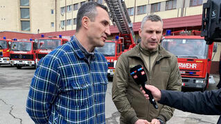 Vitali Klitschko (rechts, mit seinem Bruder Wladimir) bedankt sich für die sechs Feuerwehrfahrzeuge.