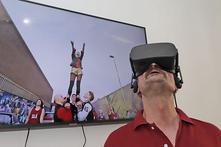 Ein Mann trägt eine Virtual reality Brille.