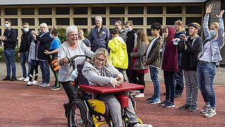 Jubelnde Menschen auf einem Sportplatz