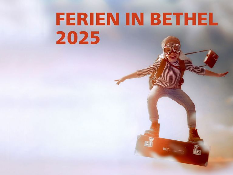 Ein Kind mit Fliegerhelm fliegt auf einem Skateboard.