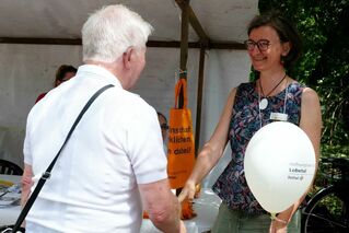 Besucher informiert sich an einem Stand