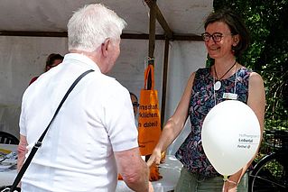 Besucher informiert sich an einem Stand