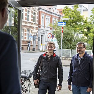 Leonhard Wohlfahrt und Muzaffer Arslan stehen vor der Haustür eines Klienten. 