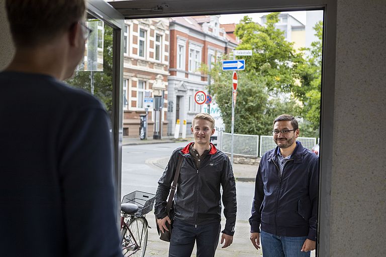 Leonhard Wohlfahrt und Muzaffer Arslan stehen vor der Haustür eines Klienten.