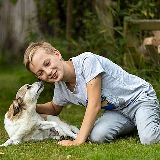 Kai kuschelt mit Hund Otto.