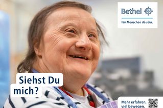 Plakatmotiv: Eine Frau lächelt
