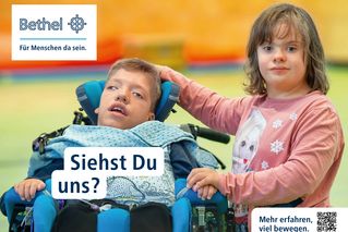 Plakatmotiv: Ein Junge sitzt im Rollstuhl, ein Mädchen streichelt ihm über den Kopf.
