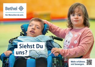 Plakatmotiv:Aaron sitzt im Rollstuhl, Lea steht neben ihm und hält die Hand an seinen Kopf. Oben links steht das Bethel-Logo und unten links der Claim "Siehst Du mich?"