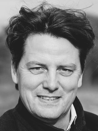 Schwarz-weiß Porträt von Helge Burggrabe