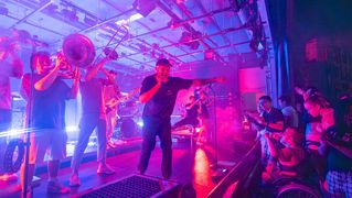 Publikum jubelt Band auf der Bühne zu