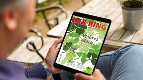 Eine Person hält ein Tablet mit der digitalen Ausgabe von DER RING in den Händen.