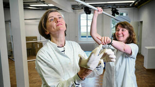 Antonia von Reden und Nicole Zielke bei Proben in der Theaterwerkstatt Bethel.