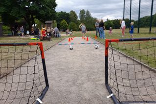 Spielaktion mit Toren und Bällen für Kinder
