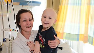 Junge mit Mutter im Evangelischen Klinikum Bethel