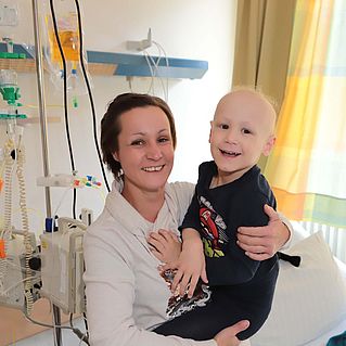 Junge mit Mutter im Evangelischen Klinikum Bethel