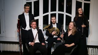 Gruppenbild der Musikerinnen und Musiker mit ihren Instrumenten.