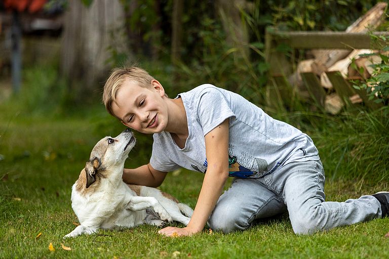 Kai kuschelt mit Hund Otto.