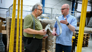 Christian Westermann überprüft die Arbeit und spricht mit Wolfgang Starck.