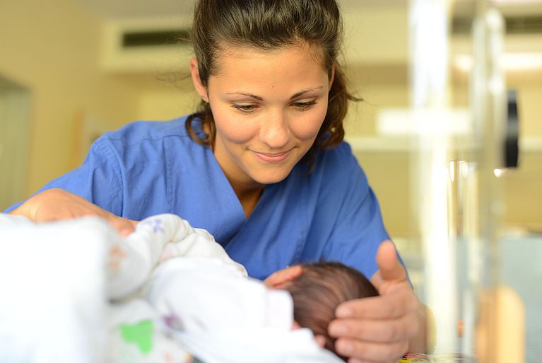 Krankenpflegerin mit Baby