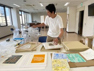 Sicher verpackt kamen die Kunstwerke in Japan an. Fotos: Shingo Shimada