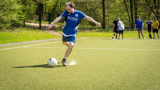Patrick Noppenberger tritt vor den Ball