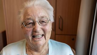 Eine Dame lacht herzlich.