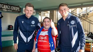 Arminia-Fan Oliver Kemper posiert mit den Arminia-Profis Lukas Kunze und Mika Schroers.