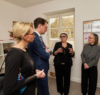 Dr. Steffi Koch-Stoecker und Katharina Muregancuro erklären Hendrik Wüst und Dr. Christiana Bauer das Projekt im Haus Sophia.